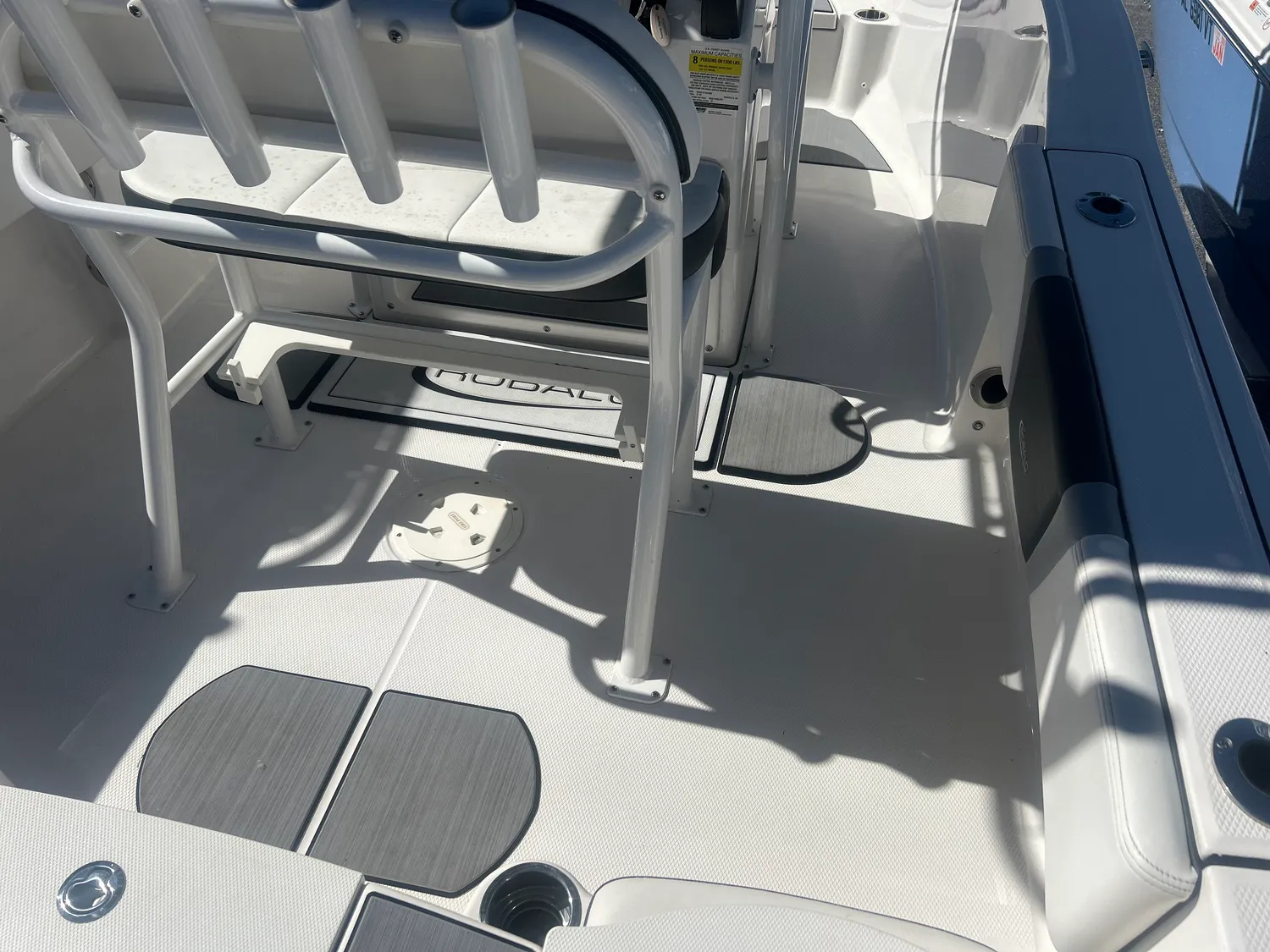 2024 Robalo 180 CC - Image 15