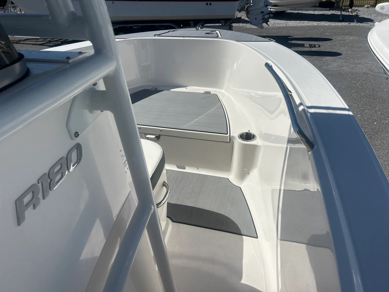 2024 Robalo 180 CC - Image 17