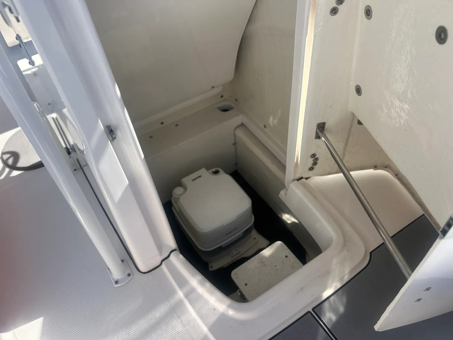 2024 Robalo 180 CC - Image 20