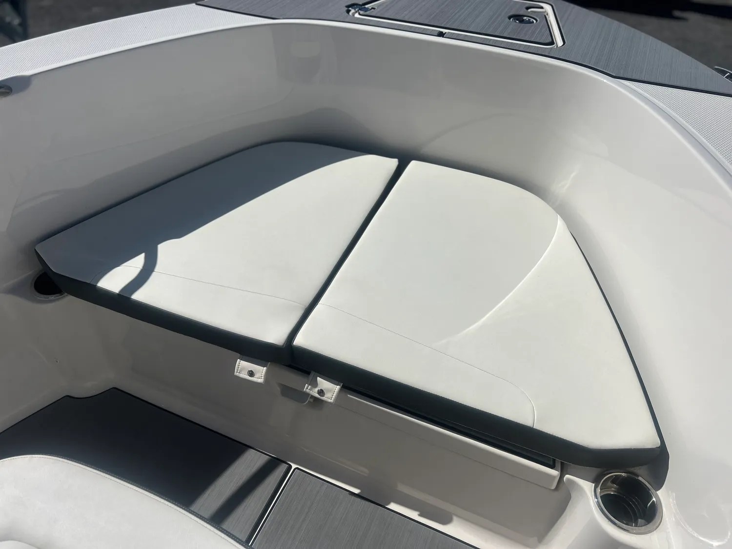 2024 Robalo 180 CC - Image 21