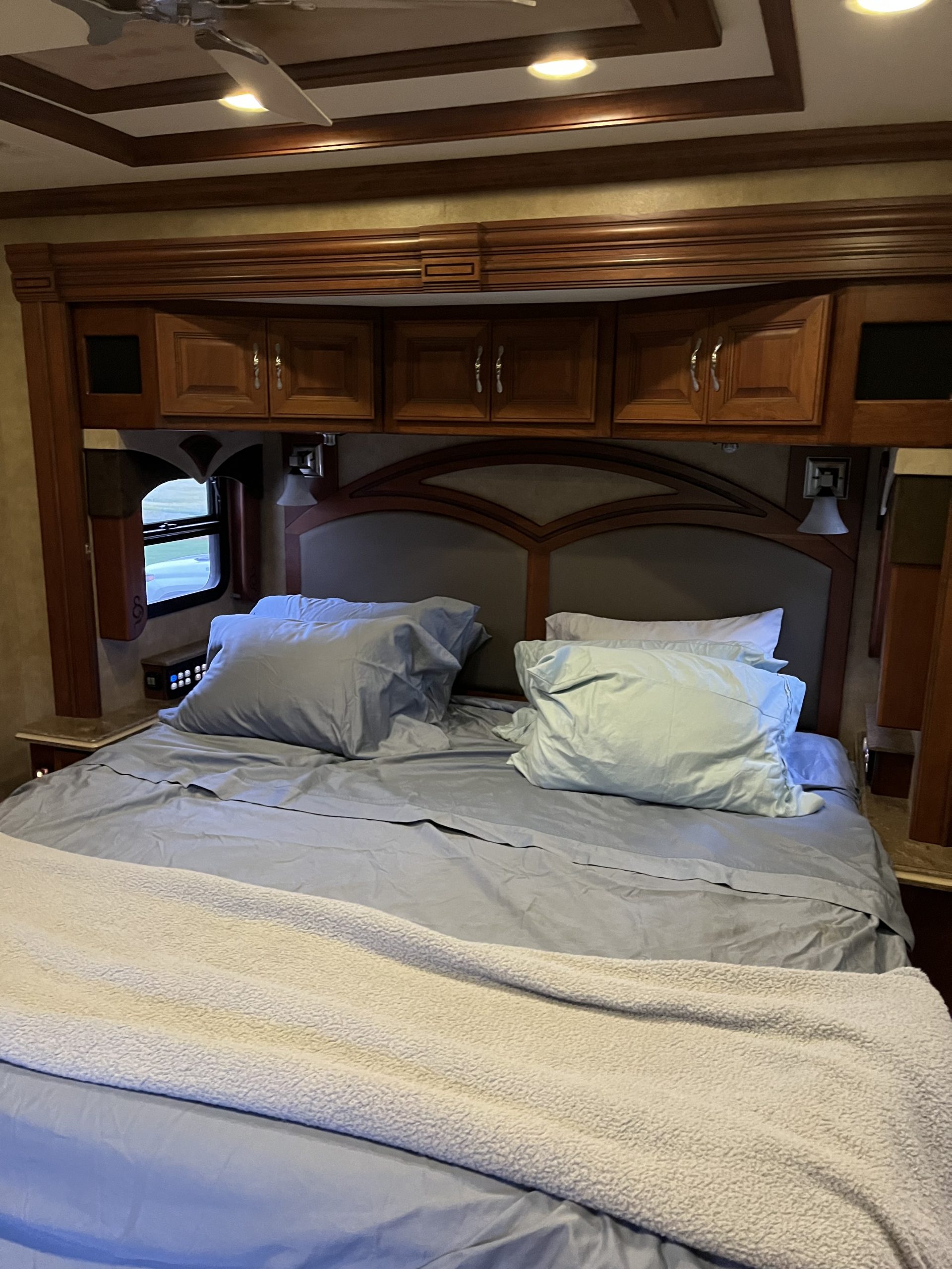 2012 American Coach American Tradition 42P - Image 31