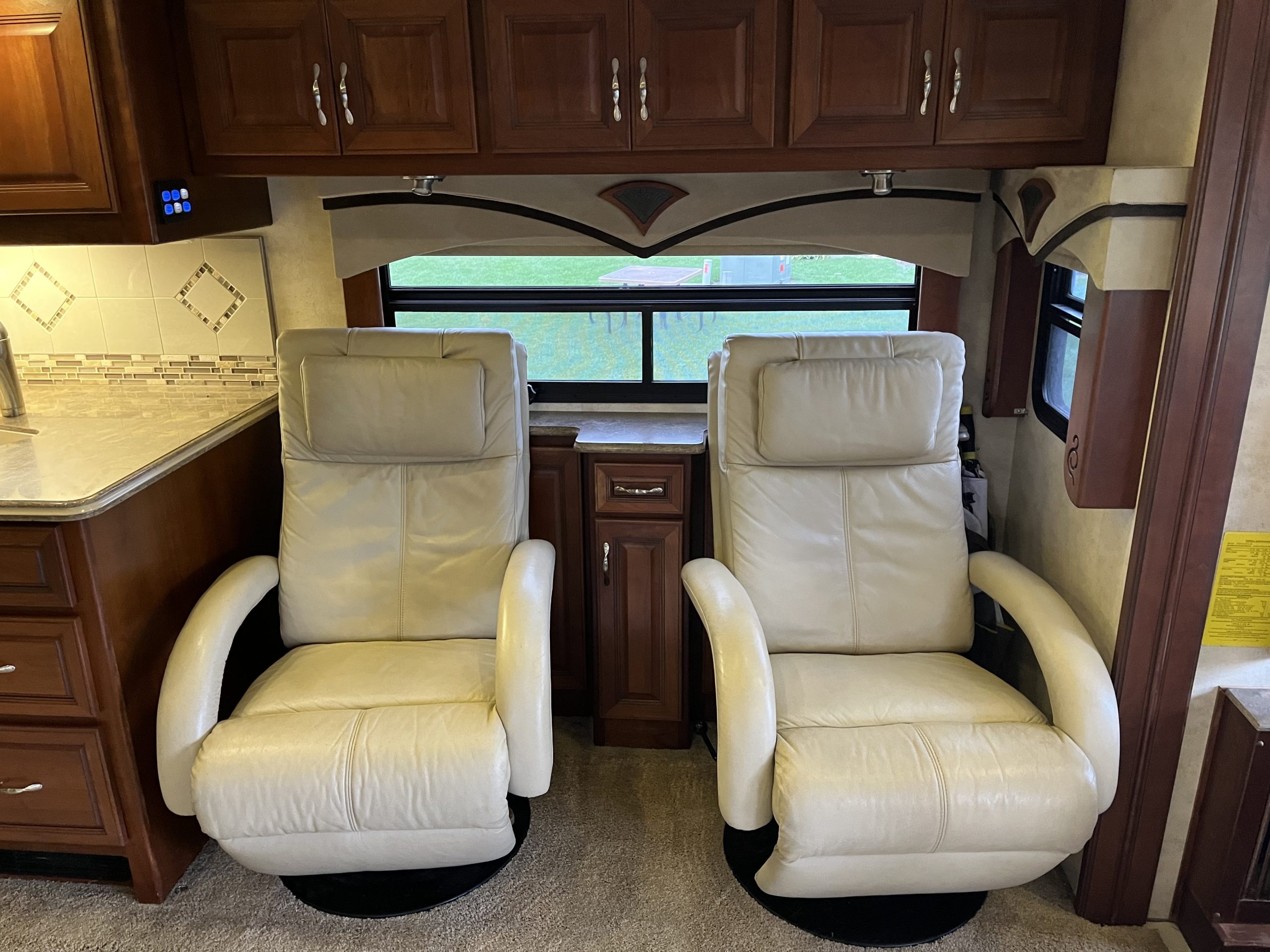 2012 American Coach American Tradition 42P - Image 33