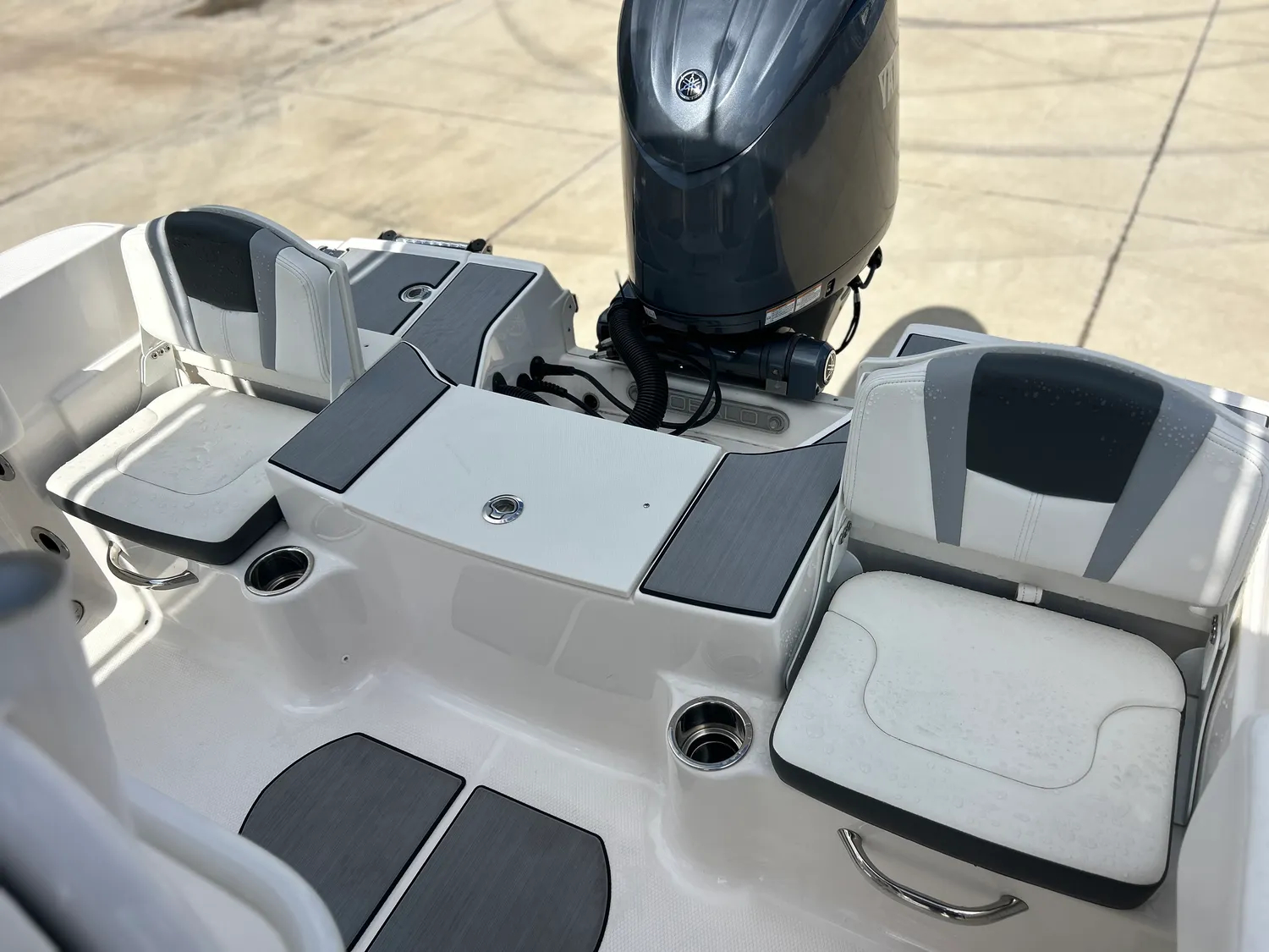 2024 Robalo 180 CC - Image 6