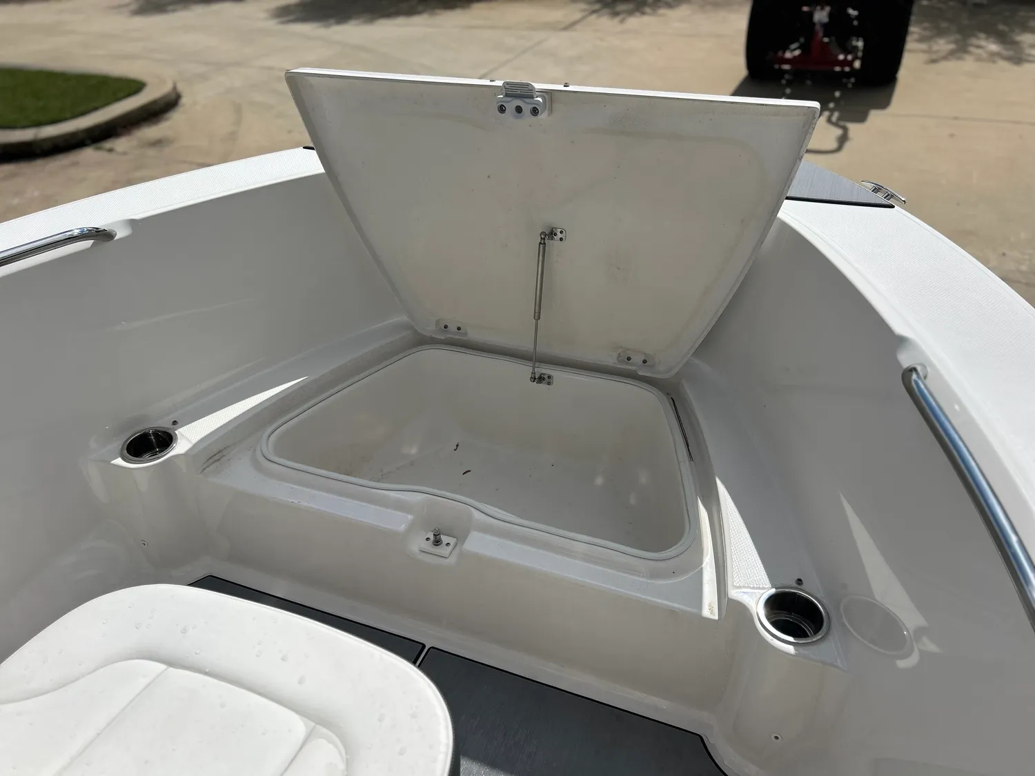 2024 Robalo 180 CC - Image 12